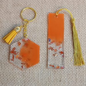Set llavero + marcapáginas de resina personalizados y hechos a mano. Elige colores y letra, escríbenos por WhatsApp y recíbelo en casa.