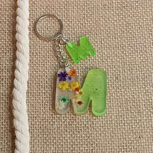 Llaveros de resina personalizados hechos a mano. Elige letra y colores, escríbenos por WhatsApp y recíbelo en casa en pocos días.