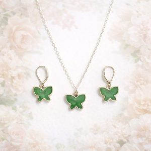 Detalle del set Alas de Esmeralda con mariposas verdes esmaltadas.