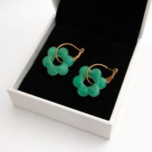 Pendientes Flor de Jade presentados en caja de regalo.
