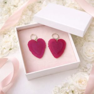 Pendientes Corazón Frambuesa presentados en caja de regalo.