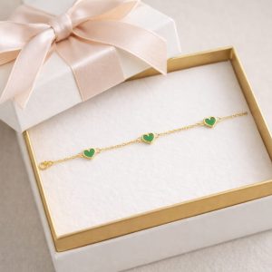 Pulsera Latido Esmeralda presentada en caja de regalo elegante.